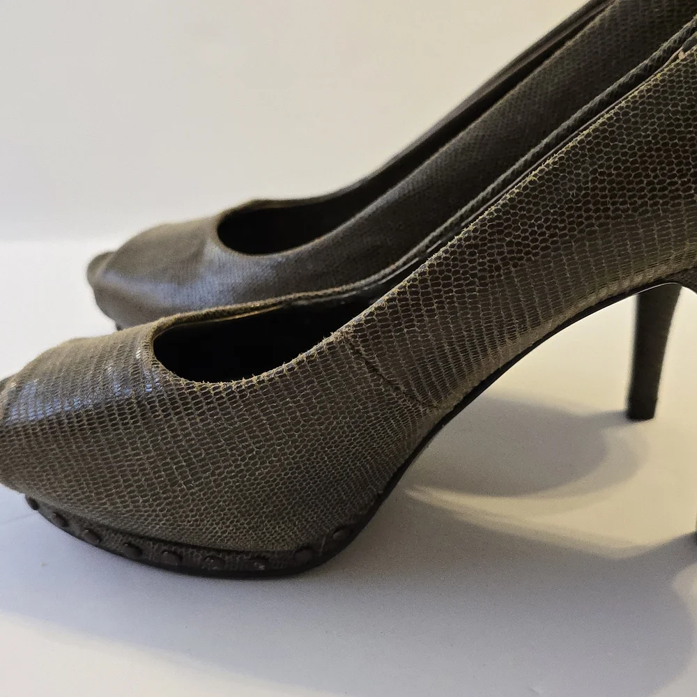 Tahari Olive Colored Heels with Studs Size 8 Baddie Sexy - Picture 5 of 8